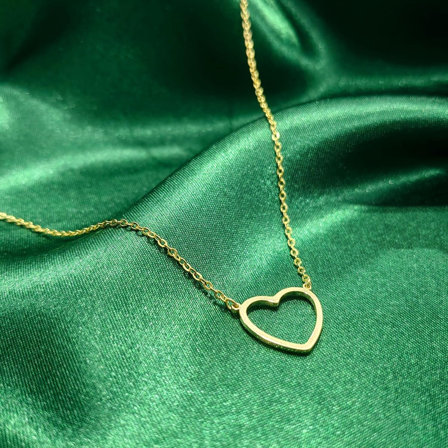 Cute Heart Necklace 18K Gold/Silver Plated Tiny Heart Pendant Choker Necklaces Gold Love Heart Chain Necklace for Women Dainty Gold Jewelry Valentines Day Gifts for Women Girls Teen Girls