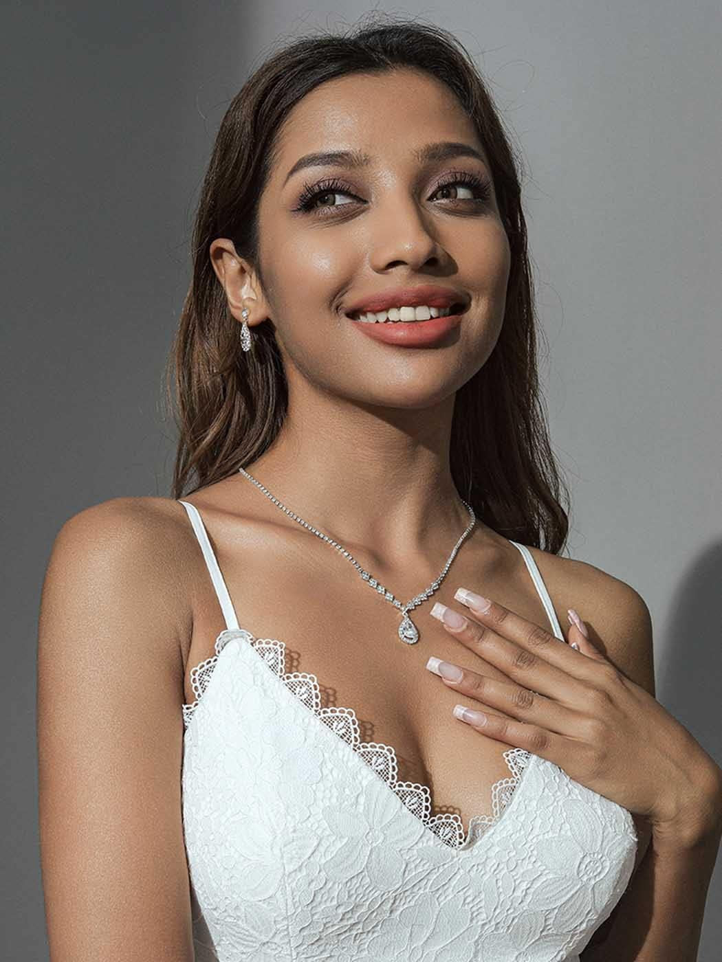 Bride Crystal Necklace Earrings Set Bridal Wedding Jewelry Sets Rhinestone Choker Necklace Prom Costume Jewelry Set for Women and Brides